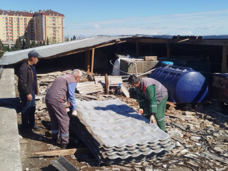 Gəncədə güclü küləyin vurduğu ziyanın aradan qaldırılması istiqamətində aparılan təmir-bərpa işləri davam edir