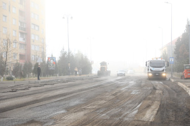 Niyazi Bayramov Gəncənin müxtəlif ərazilərində aparılan asfaltlanma işləri ilə yerində tanış olub