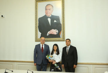 Niyazi Bayramov bu il məzun olan şəhid ailəsi üzvləri ilə görüşüb