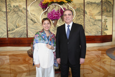 Niyazi Bayramovun rəhbərlik etdiyi nümayəndə heyəti Çindaoda Azərbaycan Ticarət Evinin rəhbərliyi ilə görüşüb