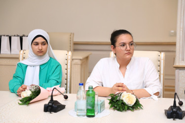 Gəncədə yüksək bal toplayan məzunlarla görüş keçirilib