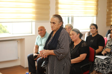 Niyazi Bayramov V.Veysəlov adına 30 nömrəli tam orta məktəbdə sakinlərlə görüşüb