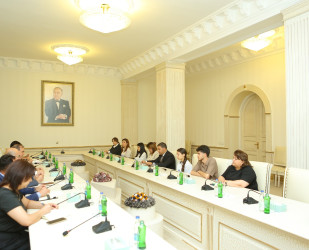 Niyazi Bayramov bu il məzun olan şəhid ailəsi üzvləri ilə görüşüb