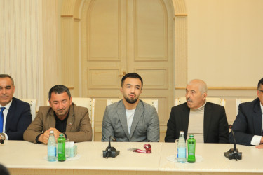 Niyazi Bayramov beynəlxalq yarışlarda fərqlənən idmançılarla görüşüb
