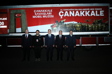 Niyazi Bayramov Çanaqqala Döyüşləri Mobil Muzeyini ziyarət edib