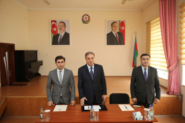 Niyazi Bayramov V.Veysəlov adına 30 nömrəli tam orta məktəbdə sakinlərlə görüşüb