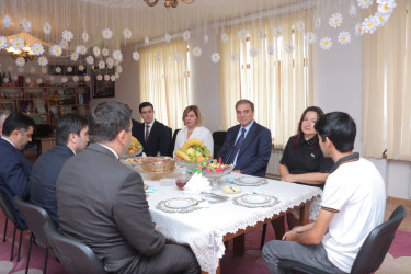 Niyazi Bayramov Gəncə Uşaq Evinin tələbə adı qazanmış sakini ilə görüşüb