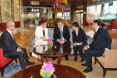 Niyazi Bayramovun rəhbərlik etdiyi nümayəndə heyəti Çindaoda Azərbaycan Ticarət Evinin rəhbərliyi ilə görüşüb