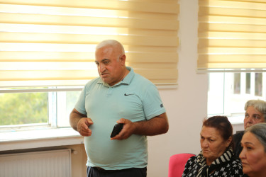 Niyazi Bayramov V.Veysəlov adına 30 nömrəli tam orta məktəbdə sakinlərlə görüşüb