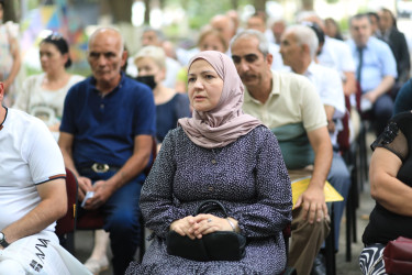 Niyazi Bayramov ADAU-nun Tələbə parkında vətəndaşlarla görüşüb