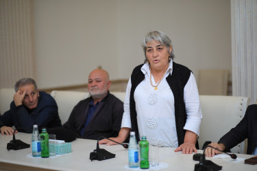 Niyazi Bayramov şəhid ailələrinin müraciətlərini dinləyib