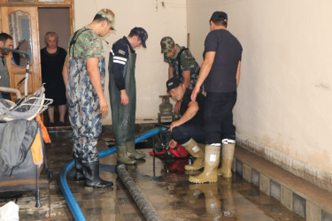 Gəncədə güclü küləklə müşahidə olunan yağıntının fəsadları aradan qaldırılır