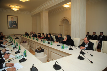 Niyazi Bayramov şəhid ailələrinin müraciətlərini dinləyib