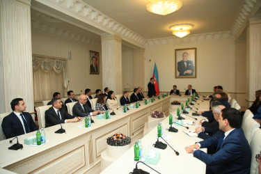 Niyazi Bayramov təqaüdə çıxan şəxsləri təltif edib