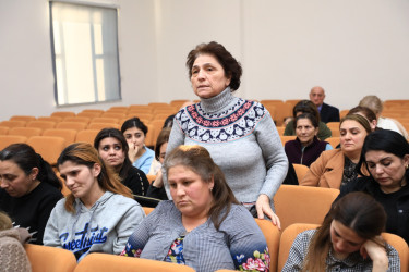 Niyazi Bayramov Gəncə şəhər İnternat tipli xarici dillər təmayüllü gimnaziyada vətəndaşlarla görüşüb