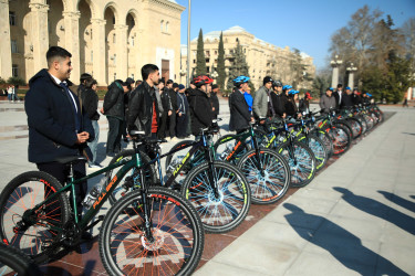 Gəncədə fəaliyyət göstərən iki ali təhsil müəssisəsinə velosipedlər hədiyyə olunub
