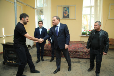 Niyazi Bayramov “Xəmsə” Uşaq Rəqs Ansamblı ilə görüşüb