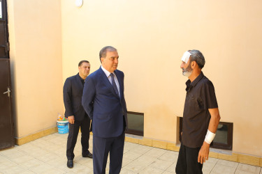 Niyazi Bayramov şəhid atasını ziyarət edib