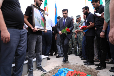 Niyazi Bayramov Laçın rayonunda itkin düşərək həlak olan hərbçinin dəfn mərasimində iştirak edib