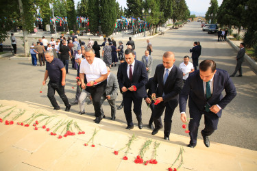 Niyazi Bayramov şəhid ailələri ilə görüşüb
