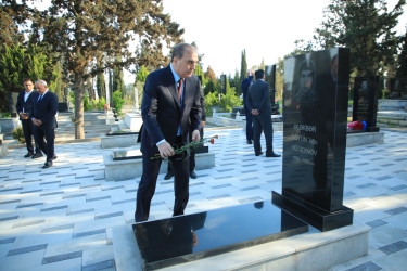 Niyazi Bayramov Şəhidlər xiyabanında aparılan təmir işləri ilə yerində tanış olub