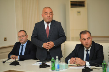 Niyazi Bayramov şəhid ailələrinin müraciətlərini dinləyib