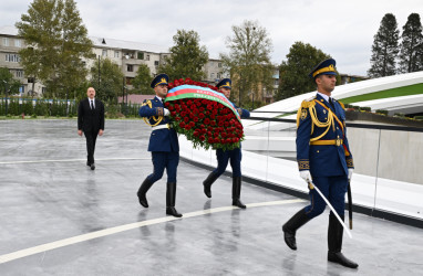 Prezident İlham Əliyev Anım Günü ilə əlaqədar Vətən müharibəsi şəhidlərinin xatirəsini bir dəqiqəlik sükutla yad edib