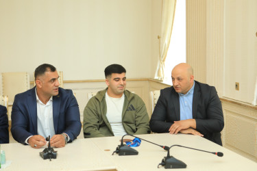 Niyazi Bayramov beynəlxalq yarışlarda fərqlənən idmançılarla görüşüb