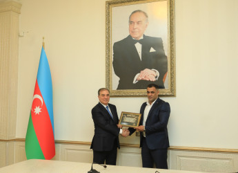 Niyazi Bayramov beynəlxalq yarışlarda fərqlənən idmançılarla görüşüb