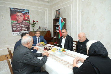 Gəncədə antiterror əməliyyatı zamanı şəhid olan hərbi qulluqçuların ailələri ziyarət edilib