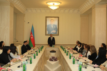 Niyazi Bayramov Aparatın qadın əməkdaşlarını 8 Mart münasibətilə təbrik edib