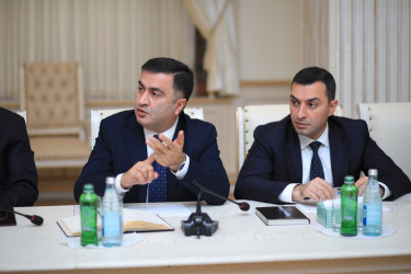 Niyazi Bayramov şəhid ailələrinin müraciətlərini dinləyib