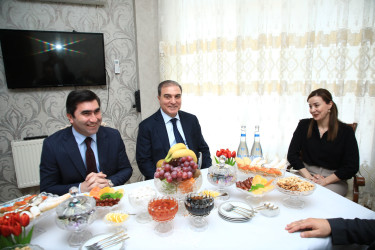 Niyazi Bayramov Aprel döyüşlərində həlak olan şəhidlərin ailələrini ziyarət edib