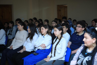 Şagirdlərlə “Rəqəmsal dünyada təhlükəsizlik” mövzusu müzakirə olunub