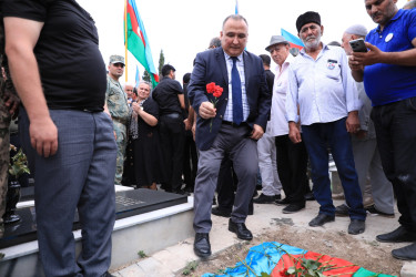 Niyazi Bayramov Laçın rayonunda itkin düşərək həlak olan hərbçinin dəfn mərasimində iştirak edib