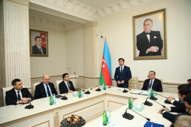 Niyazi Bayramov təqaüdə çıxan şəxsləri təltif edib