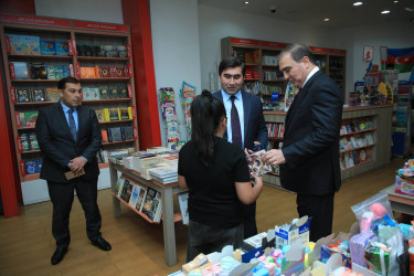 Niyazi Bayramov şəhid ailələri ilə birgə “44” filmini izləyib