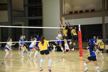 Niyazi Bayramov “Gəncə” Voleybol Klubunun oyununu izləyib