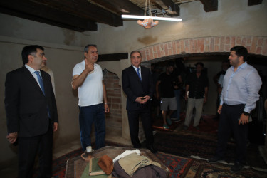Niyazi Bayramov “Daşlara həkk olunan tale: Əcəmi Naxçıvani” filminin çəkiliş meydançasında olub
