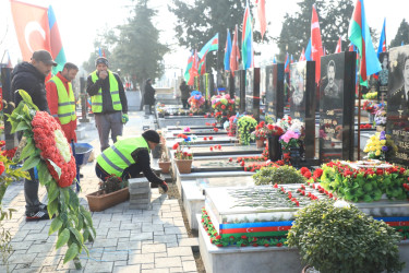 Gəncə şəhər Şəhidlər Xiyabanının tamet daşları yenisi ilə əvəz olunur