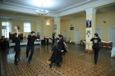 Niyazi Bayramov “Xəmsə” Uşaq Rəqs Ansamblı ilə görüşüb