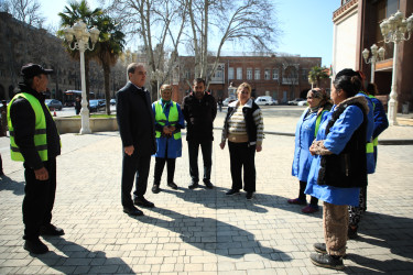 Niyazi Bayramov asudə vaxtında şəhər sakinləri ilə görüşüb