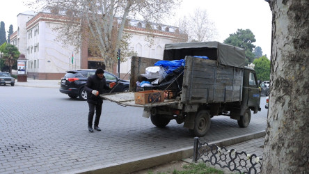 Gəncədə qanunsuz küçə ticarətinə qarşı aparılan reydlər bu gün də davam edib