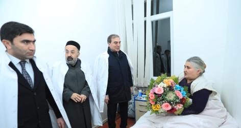 Niyazi Bayramov şəhid Taleh Abdullayevin anasını xəstəxanada ziyarət edib