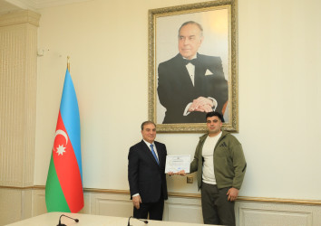 Niyazi Bayramov beynəlxalq yarışlarda fərqlənən idmançılarla görüşüb