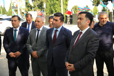 Niyazi Bayramov şəhid ailələri ilə görüşüb