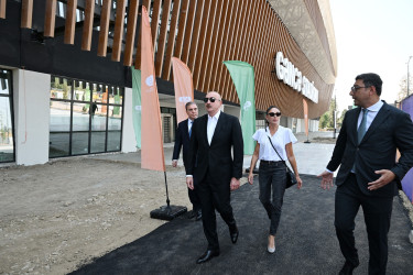 Prezident İlham Əliyev və birinci xanım Mehriban Əliyeva Gəncə şəhər stadionunda tikinti işlərinin gedişi ilə tanış olublar