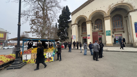 Gəncədə qanunsuz küçə ticarətinə qarşı aparılan reydlər bu gün də davam edib