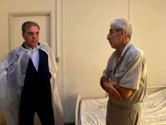 Şəhər rəhbəri şəhid atasını xəstəxanada ziyarət edib