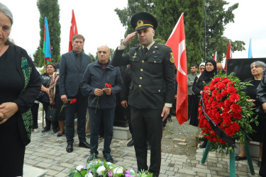 Niyazi Bayramov şəhid Erkin Hüseynovun il mərasimində iştirak edib